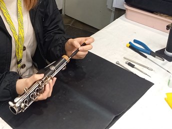クラリネットを修理する様子